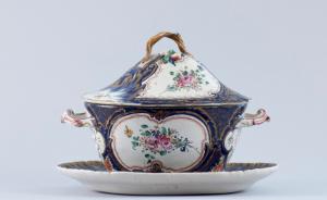 Casali e Callegari (Pesaro, 1787), Zuppiera e vassoio rocaille  con mazzi di fiori “alla rosa” entro riserve bianche  su fondo blu e oro, maiolica policroma